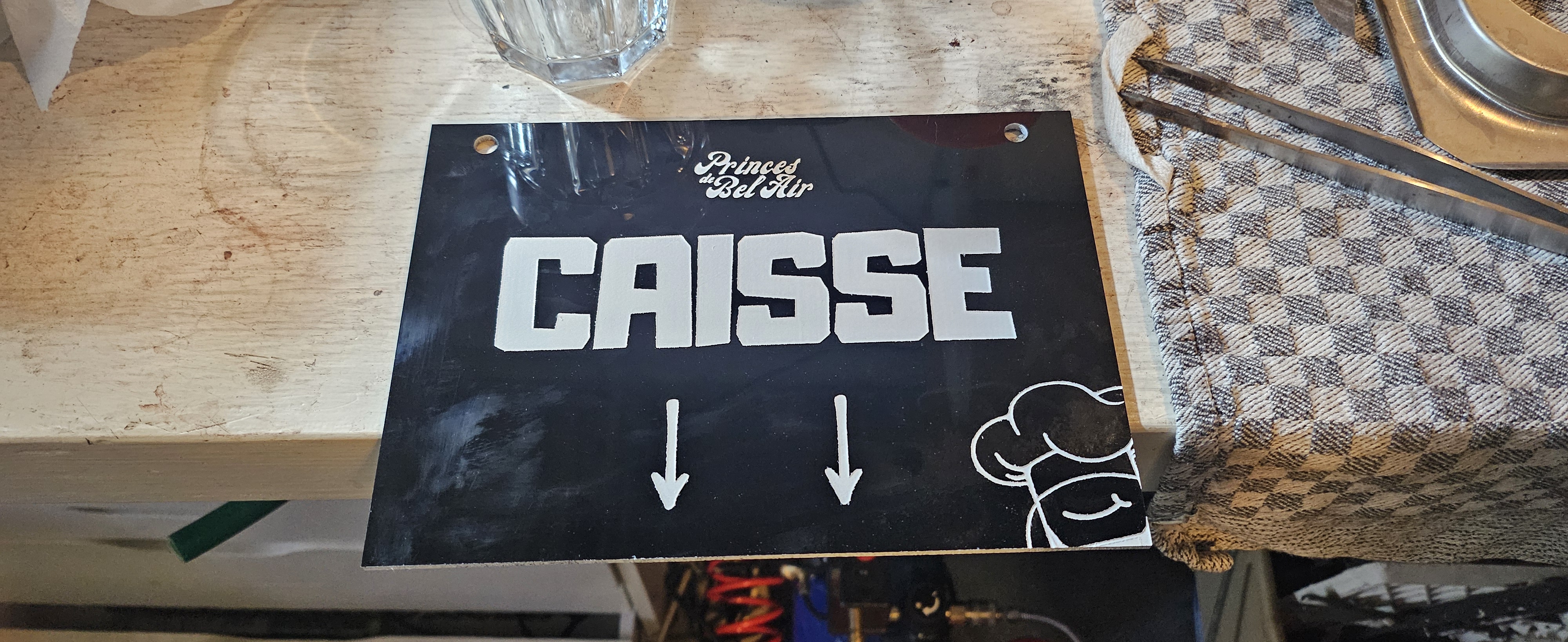 Réalisation d'une enseigne pour la caisse d'un stand de vente de nourriture